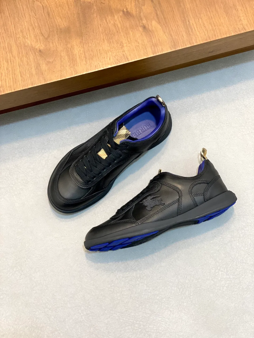 Men's men's shoes 💰660 𝐁𝐔𝐑𝐁𝐄𝐑𝐑𝐘# Burberry's new war horse plaid casual sneakers, new terrace casual sneakers·Burberry (Burberry) classic elements, super comfortable shoes··Knight blue non-slip soles. Finally I saw the latest diagonal checkered sneakers. The colors are really good-looking and can be matched with any way. Sneakers in cotton blend. Crafted in an Italian workshop, it features a worsted Burberry check pattern. Featuring a mesh lining and checkered laces, the rubber sole features the archive Burberry monogram. From Burberry's iconic collection, these wardrobe staples are interpreted with the brand's signature style. The round toe and tongue are embellished with the Equestrian Knight logo (EKD) label, leather insole, and the sole is embellished with the Burberry letter logo size: 38-44 (customized for 45 and 46)